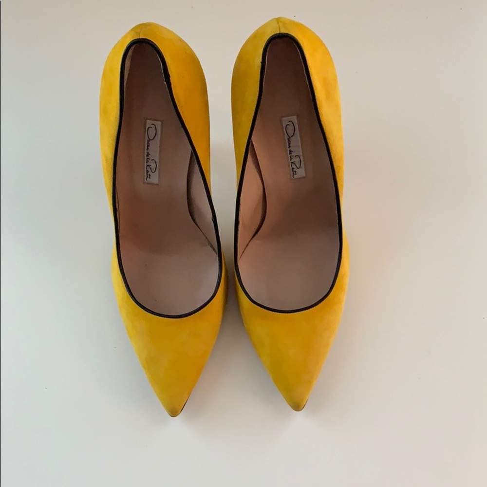 Oscar de la Renta Pointed-Toe Yellow Suede Pump
